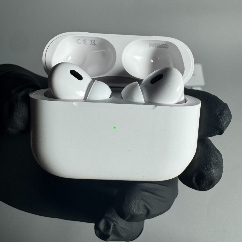 Airpods Pro 2, държани в ръка